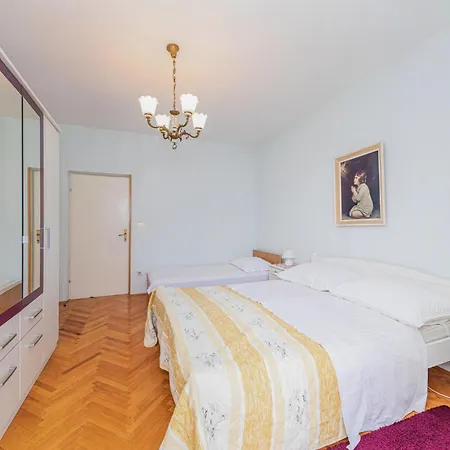 1 Bedroom In Seget Donji Апартаменты *