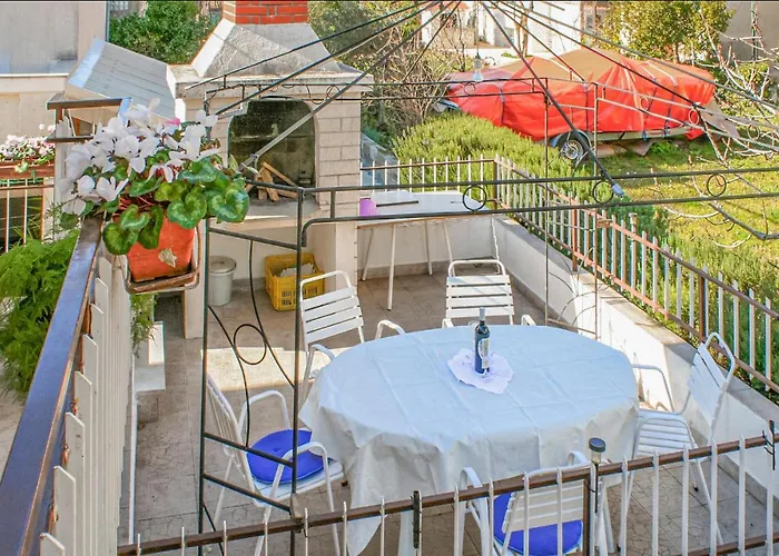 1 Bedroom In Seget Donji Апартаменты *